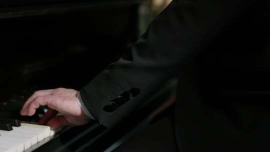 手部弹奏钢琴特写