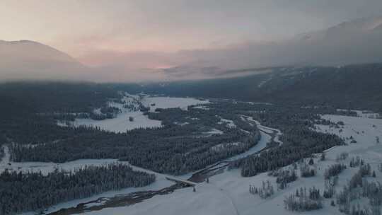 航拍清晨的新疆喀纳斯雪景