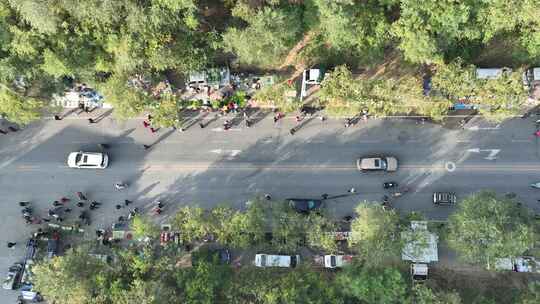 航拍鞍山孟家沟公路早市