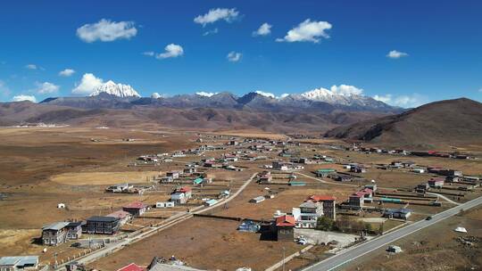 川西塔公草原的藏族村庄航拍