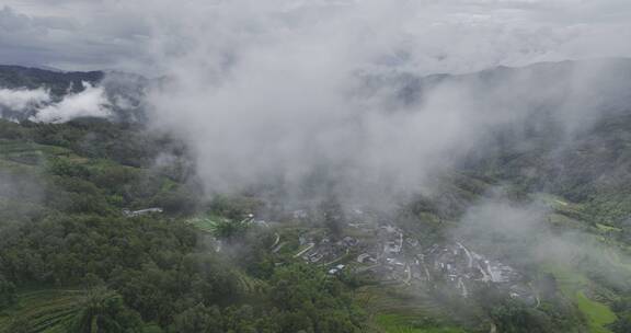 4k云雾里的山村、云雾、山村、大山深处