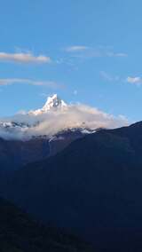 雪山远景，壮丽山峰在蓝天白云下的景象高清在线视频素材下载