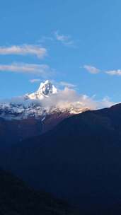 雪山远景，壮丽山峰在蓝天白云下的景象