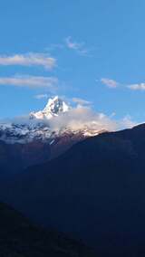 雪山远景，壮丽山峰在蓝天白云下的景象高清在线视频素材下载