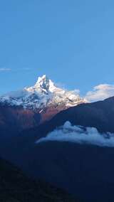 雪山远景，壮丽山峰在蓝天白云下的景象高清在线视频素材下载