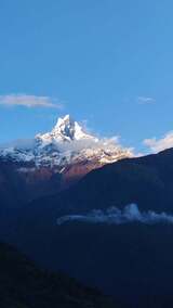 雪山远景，壮丽山峰在蓝天白云下的景象高清在线视频素材下载