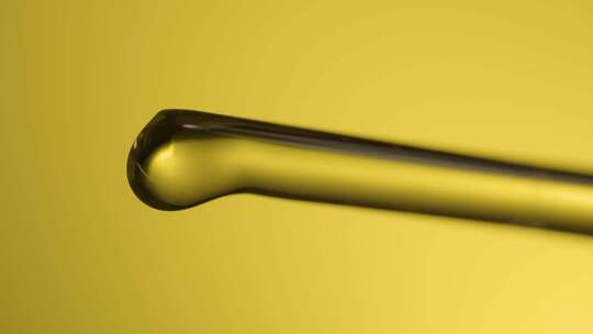 金黄色的油液体从滴管中滴落