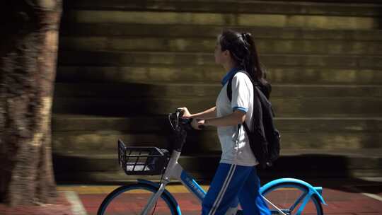 晚上下课后放学女学生骑自行车背影青春时代