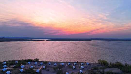 湖畔日落全景及岸边露营地