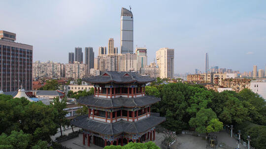 航拍武汉龙王庙古建筑与现代高楼同框