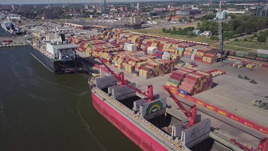 海港堆积的货物视频素材模板下载