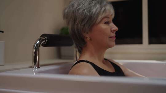 中老年女性浴缸内放松沐浴
