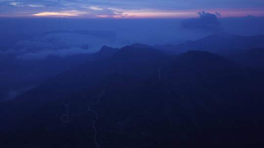 航拍广东茂名信宜石镬坳清晨云雾中风力发电