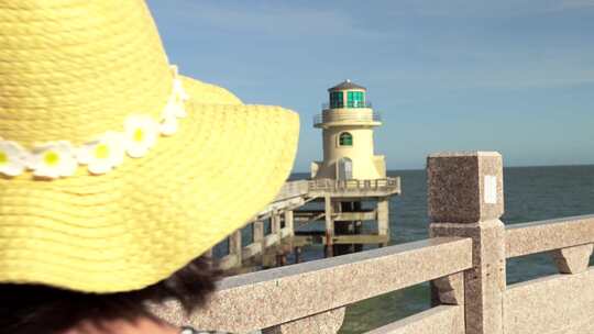 实拍女孩远眺汕头地标南澳岛上的灯塔