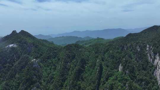 河南伏牛山山脉平顶山尧山层峦叠嶂的山峰