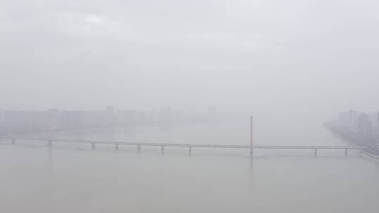 烟雾蒙蒙的杭州
