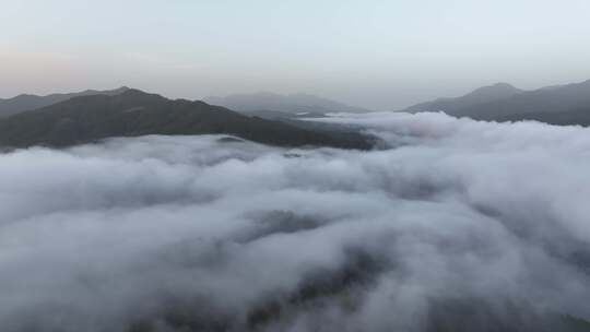 湖北黄冈罗田大别山天堂湖湖面晨雾云海