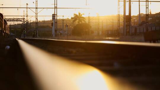 日出中的铁轨