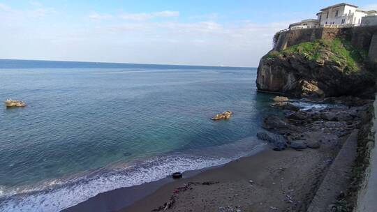 海浪冲击海岸