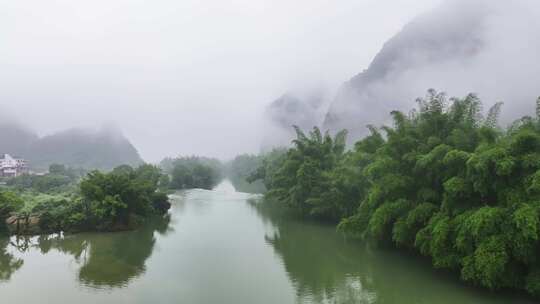 雾气弥漫的山林间的河流景观