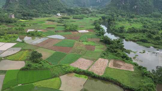 乡村田野风光与喀斯特山景的自然景象