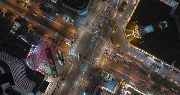 夜晚城市街道交叉口的无人机视角