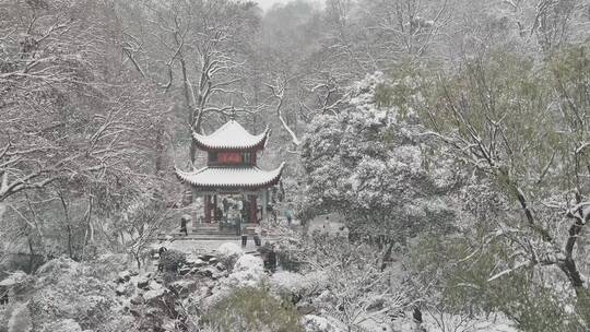 航拍城市风光长沙雪景古建筑爱晚亭雪景