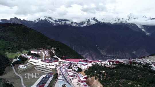 航拍雪山村落