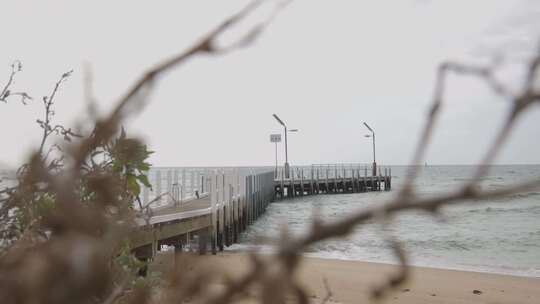 海岸边沙滩海水高清在线视频素材下载