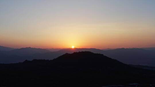 夕阳余晖下的火山