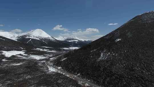 雪地高原电网电塔航拍大景