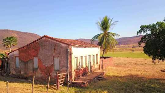 低空无人机在巴西巴伊亚农村的一所废弃农舍上空缓慢飞行