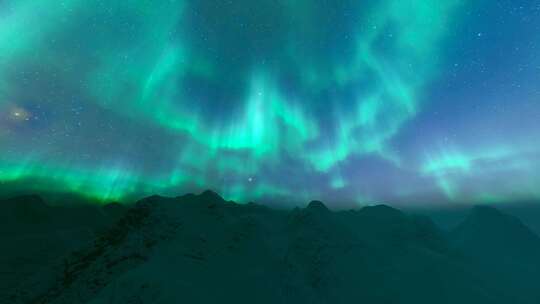 夜晚北极雪山和北极光