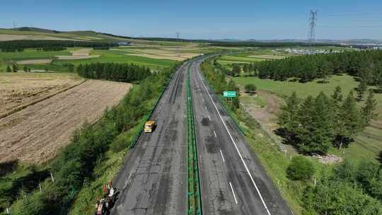 林区山区田野秋色公路道路汽车行驶