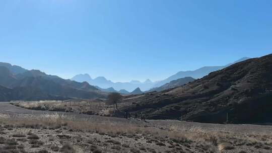 户外山地风景及徒步人群景象