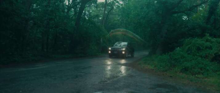 森林雨季雨雾中行驶的黑色汽车云雾森林旅行