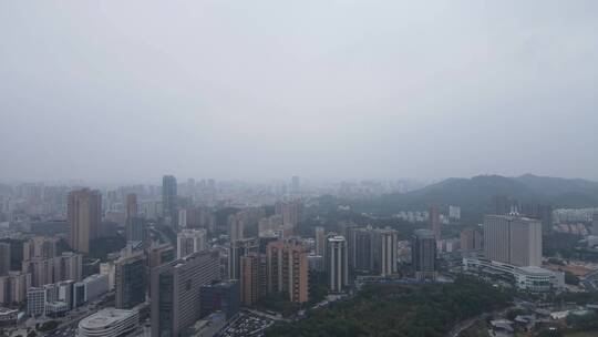 雨雾中的城市