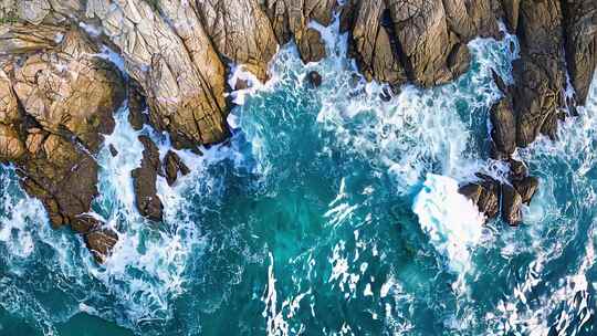 大海海浪拍打岩石海岛礁石浪潮浪花自然风光