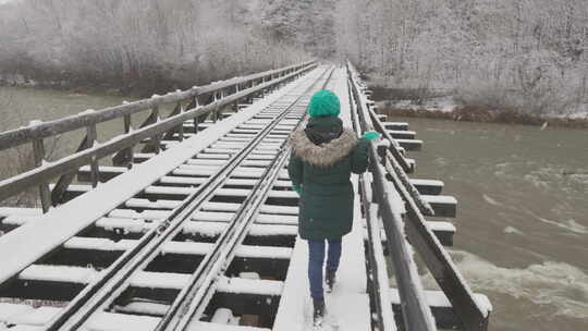 冬季仙境一个拥抱美丽雪景的女人享受寒冷