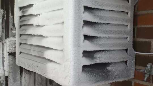 冰雪覆盖的空气源热泵室外机组