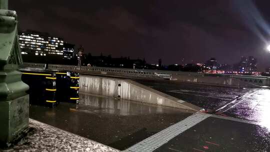 伦敦雨夜的交通