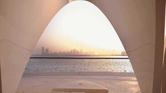 迪拜溪与迪拜城市景观在建筑框架中
