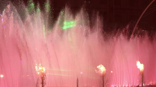 新年里观看音乐喷泉的市民热闹的晚上