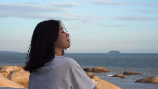 女孩站在海边看海一个人看风景风光女性背影