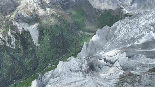 中国四川甘孜稻城亚丁风景区山脉近景航拍