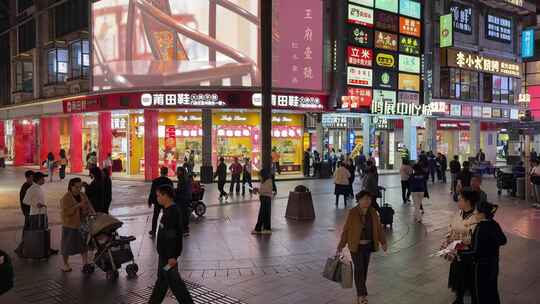 深圳繁华商业步行街人来人往的热闹景象