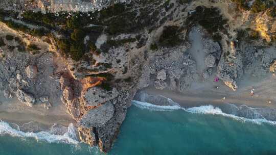 鸟瞰绿松石海水和悬崖海岸