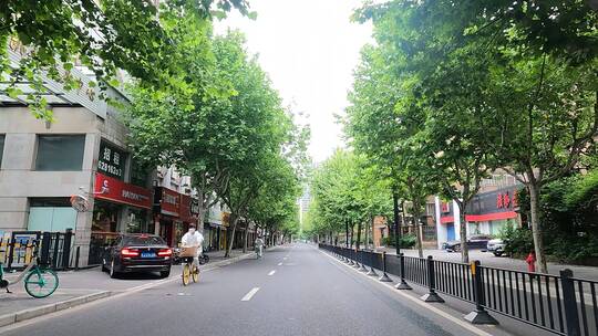 上海封城中的现代街道路况