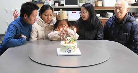 幸福一家人给小孩过生日