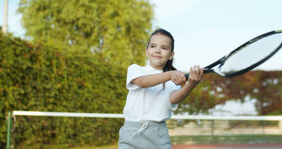 女孩在球场练习打网球